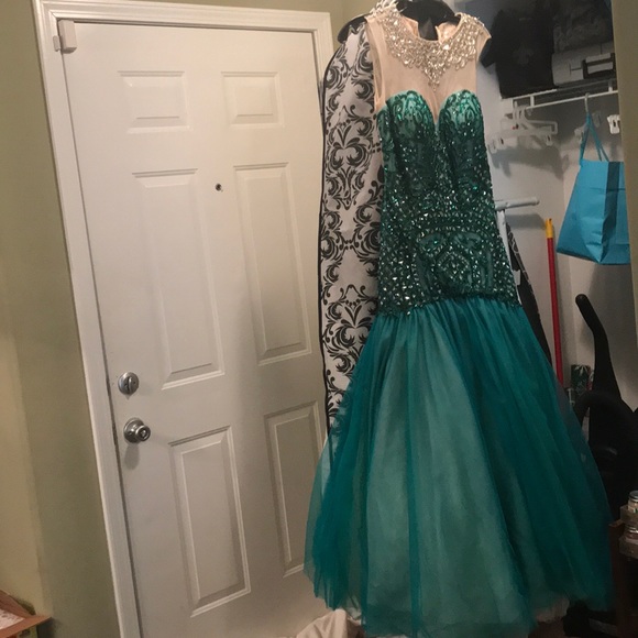 PROM DRESS 👗 - Picture 5 of 7